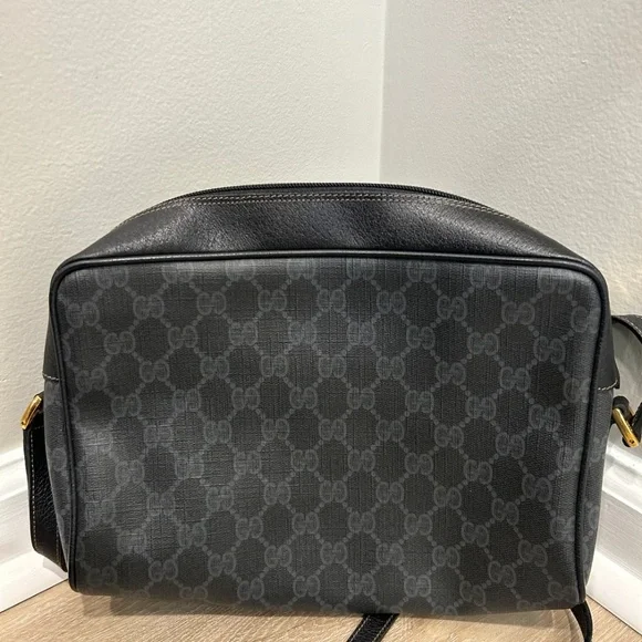 100% GUARANTEED AUTHENTIC Gucci GG Canvas Crossbody - Picture 5 of 10